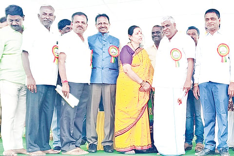 ತುರುವೇಕೆರೆ ತಾಲೂಕು ಮಾಯಸಂದ್ರ ಹೋಬಳಿಯ ಶೆಟ್ಟಗೊಂಡನಹಳ್ಳಿಯಲ್ಲಿ ಶನಿವಾರ ಹಮ್ಮಿಕೊಂಡಿದ್ದ ಹಳ್ಳಿಕಾರ ಮಠದ ಸಮರ್ಪಣೆ, ಕೃಷ್ಣ ಪ್ರತಿಮೆಗೆ ಅದಿವಾಸ ಸಮರ್ಪಣಾ ಕಾರ್ಯಕ್ರಮದಲ್ಲಿ ಮಾಜಿ ಸಚಿವ ಎಚ್.ಡಿ.ರೇವಣ್ಣ, ಚಿರ್ತದುರ್ಗ ಎಂಎಲ್ಸಿ ನವೀನ್, ಮುಖಂಡರಾದ ರಾಜೀವ ಕೃಷ್ಣಪ್ಪ, ಹಳ್ಳಿಕಾರ್ ಮಠದ ಟ್ರಸ್ಟ್ ಅಧ್ಯಕ್ಷ ನಾಗಯ್ಯ, ಉಪಾಧ್ಯಕ್ಷ ಎಚ್.ಎಸ್.ಪುಟ್ಟೇಗೌಡ, ಸದಸ್ಯರಾದ ವೀರಭದ್ರಯ್ಯ, ಚಲನಚಿತ್ರ ನಿರ್ಮಾಪಕಿ ಲಕ್ಷ್ಮಮ್ಮ ವಜ್ರಮುನಿ, ನಿವೃತ್ತ ನ್ಯಾಯಾಧೀಶ ನಾರಾಣಪ್ಪ ಮತ್ತಿತರರು ಉಪಸ್ಥಿತರಿದ್ದರು.