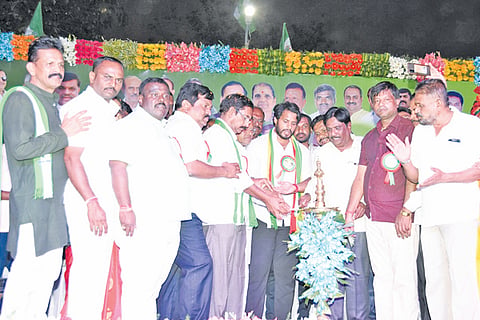 ತುಮಕೂರು ನಗರ ವಿಧಾನಸಭಾ ಕ್ಷೇತ್ರದ ಜೆಡಿಎಸ್ ಜನಸಮ್ಮಿಲನ ಕಾರ್ಯಕ್ರಮವನ್ನು ನಿಖಿಲ್ ಕುಮಾರಸ್ವಾಮಿ ಉದ್ಘಾಟಿಸಿದರು. ಎನ್.ಗೋವಿಂದರಾಜು, ಜೆಡಿಎಸ್ ಕಾರ್ಯಾಧ್ಯಕ್ಷ ಟಿ.ಆರ್.ನಾಗರಾಜು, ರಾಜ್ಯ ವಕ್ತಾರ ಹಾಲನೂರು ಲೇಪಾಕ್ಷಿ, ಮಹಾನಗರ ಪಾಲಿಕೆ ಉಪ ಮೇಯರ್ ಟಿ.ಕೆ.ನರಸಿಂಹಮೂರ್ತಿ, ಸದಸ್ಯರಾದ ಎಚ್‌ಡಿಕೆ ಮಂಜುನಾಥ್, ಎ.ಶ್ರೀನಿವಾಸ್, ಧರಣೇಂದ್ರ ಕುಮಾರ್, ಲಲಿತಾರವೀಶ್ ಮತ್ತಿತರರಿದ್ದರು.