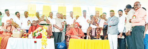 1.ಮಾಯಸಂದ್ರ ಹೋಬಳಿಯ ಶೆಟ್ಟಗೊಂಡನಹಳ್ಳಿಯಲ್ಲಿ ಭಾನುವಾರ ಹಳ್ಳಿಕಾರ್ ಮಠ ಉದ್ಘಾಟನೆ, ಮಠದ ನೂತನ ಸ್ವಾಮೀಜಿ ದೀಕ್ಷೆ ಹಾಗೂ ಪೀಠಾರೋಹಣ ಕಾರ್ಯಕ್ರಮ ದಲ್ಲಿ ಸಚಿವ ಸೋಮಣ್ಣ ಅವರನ್ನು ಸನ್ಮಾನಿಸಲಾಯಿತು. ಹಳ್ಳಿಕಾರ್ ಟ್ರಸ್ಟ್ ವತಿಯಿಂದ ಸನ್ಮಾನಿಸಲಾಯಿತು. ಸೌಮ್ಯಾನಂದ ಸ್ವಾಮೀಜಿ, ಬೇಲಿಮಠದ ಶಿವರುದ್ರ ಸ್ವಾಮೀಜಿ, ಸಿದ್ಧಲಿಂಗ ಸ್ವಾಮೀಜಿ ಆಶೀರ್ವಚನ ನೀಡಿದರು. ಟ್ರಸ್ಟ್ ಗೌರವಾಧ್ಯಕ್ಷ ಡಾ.ಬಿ.ಎಂ.ಪಟೇಲ್ ಪಾಂಡು ಇತರರಿದ್ದರು. 2.ಮಠದ ನೂತನ ಪೀಠಾಧಿಪತಿ ಶ್ರೀ ಕೃಷ್ಣಾನಂದ ಸ್ವಾಮೀಜಿ.
