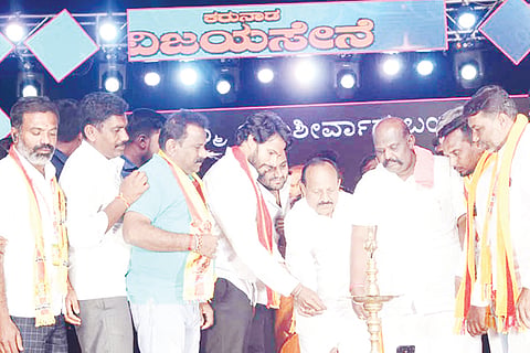 
ಪಟ್ಟಣದ ರಾಜೀವ್‌ಗಾಂಧಿ ಕ್ರೀಡಾಂಗಣದಲ್ಲಿ ಭಾನುವಾರ ಸಂಜೆ ಕರುನಾಡ ವಿಜಯ ಸೇನೆ ಹಮ್ಮಿಕೊಂಡಿದ್ದ ಮಧುಗಿರಿ ಸಾಂಸ್ಕೃತಿಕ ಸಂಭ್ರಮ ಕಾರ್ಯಕ್ರಮ ಉದ್ಘಾಟಿಸಿ ಮಾತನಾಡಿದರು.