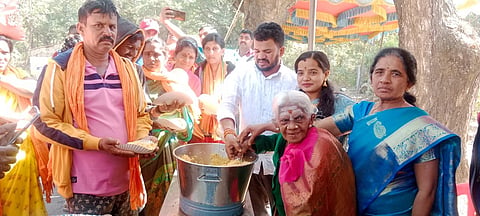 ಧರ್ಮಸ್ಥಳಕ್ಕೆ ಪಾದಯಾತ್ರಿಗಳಿಗೆ ಸಾಲುಮರದ ತಿಮ್ಮಕ್ಕಕುಟುಂಬದಿಂದ ದಾಸೋಹ ವ್ಯವಸ್ಥೆ