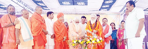 ತಿಪಟೂರು ತಾಲೂಕು ನೊಣವಿನಕೆರೆ ಕಾಡಸಿದ್ದೇಶ್ವರ ಮಠದಲ್ಲಿ ಗುರುವಾರ ಆಯೋಜಿಸಿದ್ದ ವಿದ್ಯಾಯಜ್ಞಾ , ಕೆಂಡಾರ್ಚನೆ ಕಾರ್ಯಕ್ರಮದಲ್ಲಿ ಭಾಗವಹಿಸಿದ ಭಕ್ತರು ಮತ್ತು ಮಕ್ಕಳು.
