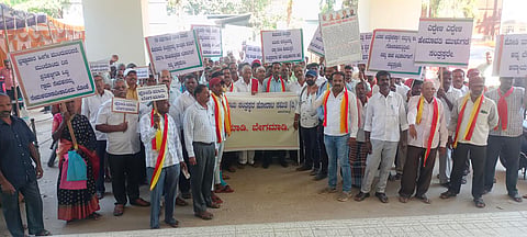 ಅಧಿಕಾರಿಗಳು ಕಣ್ಣಿದ್ದು ಕುರುಡರಂತೆ ರೈತರ ಜೊತೆಗೆ ವರ್ತಿಸುತ್ತಿದ್ದಾರೆ.