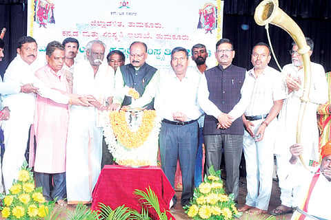 ತುಮಕೂರಿನಲ್ಲಿ ಆಯೋಜಿಸಿದ್ದ ‘ಮೂಲ ಸಂಸ್ಕೃತಿ, ಕನ್ನಡ ಸಂಸ್ಕೃತಿ-2023’ ಕಾರ್ಯಕ್ರಮಕ್ಕೆ ಜಗದೀಶ್ ಹಿರೇಮನಿ ಚಾಲನೆ ನೀಡಿದರು. ಪದ್ಮಶ್ರೀ ಪ್ರಶಸ್ತಿ ಪುರಸ್ಕೃತ ಪಿಂಡಪಾಪನಹಳ್ಳಿ ಮುನಿವೆಂಕಟಪ್ಪ, ಡಾ.ಲಕ್ಷ್ಮಣದಾಸ್, ಶಿವಕುಮಾರ್ ಸಾಕೇಲ್, ಎ.ಆರ್.ಪುಟ್ಟಸ್ವಾಮಿ ಇದ್ದರು.