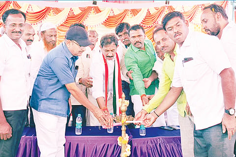 ವಾಗಡಿ ತಾಲೂಕಿನ ಚಿಕ್ಕಮುದಿಗೆರೆ ಗ್ರಾಮದಲ್ಲಿ ಗುರುವಾರ ನಡೆದ ಜನಾಶೀರ್ವಾದ ಕಾರ್ಯಕ್ರಮದಲ್ಲಿ ಮಾಜಿ ಶಾಸಕ ಎಚ್.ಸಿ. ಬಾಲಕೃಷ್ಣ, ಜಿಪಂ ವಾಜಿ ಅಧ್ಯಕ್ಷ ಎಂ.ಕೆ.ಧನಂಜಯ ಮತ್ತಿತರರು ಇದ್ದರು.
