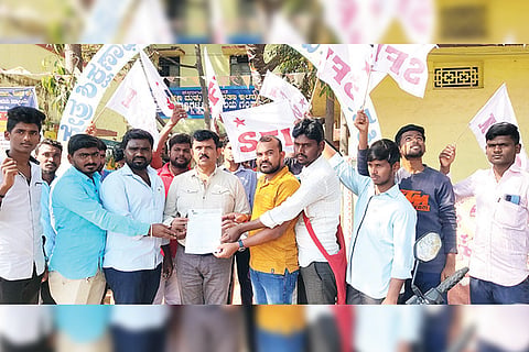 160223 Gangavati SFI Protest