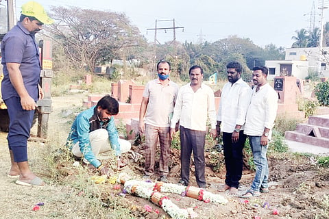 ಅನಾಥ ಶವಗಳಿಗೆ ಮುಕ್ತಿ ತೋರುವ ಪುರಸಭೆ ಸದಸ್ಯ; ತಂದೆಯ ಹಾದಿಯಲ್ಲೇ ಸಮಾಜ ಸೇವೆಗೆ ನಿಂತ ಕುಣಿಗಲ್ ಆನಂದಕುಮಾರ್