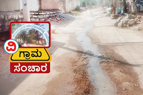 ಚರಂಡಿ ವ್ಯವಸ್ಥೆಯಿಲ್ಲದೆ ಬೀದಿಯಲ್ಲಿಯೇ ಹರಿಯುತ್ತಿರುವ ಬಚ್ಚಲು ಮನೆ ನೀರು.
