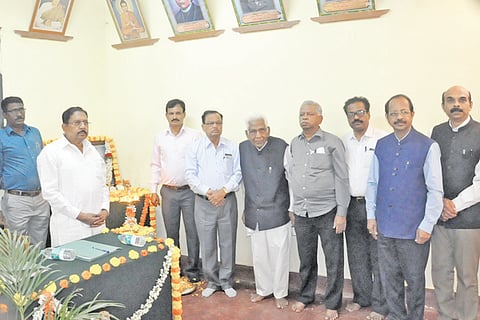 ತುಮಕೂರಿನಲ್ಲಿ ಶ್ರೀಸಿದ್ಧಾರ್ಥ ಶಿಕ್ಷಣ ಸಂಸ್ಥೆ ಸರ್ವಸದಸ್ಯರ ಸಭೆ ನಡೆಯಿತು. ಮಾರುತಿರಾವ್ ಮಾಲೆ, ಡಾ.ಜಿ.ಪರಮೇಶ್ವರ, ತಿಪ್ಪೆಸ್ವಾಮಿ, ದಯಾನಂದ್, ಈಶ್ವರಪ್ಪ ಮತ್ತಿತರರು ಇದ್ದರು.