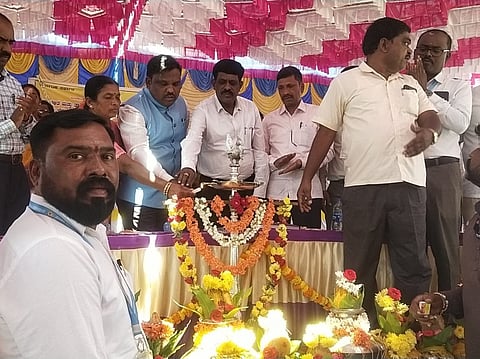 ಕಸಬಾ ಹೋಬಳಿ ವ್ಯಾಪ್ತಿಯ ಹುಲಿಕುಂಟೆಯಲ್ಲಿ ಸೋಮವಾರ ಆಯೋಜಿಸಿದ್ದ ಜಿಲ್ಲಾಧಿಕಾರಿಗಳ ನಡೆ ಹಳ್ಳಿಯ ಕಡೆ ಕಾರ್ಯಕ್ರಮವನ್ನು ತಹಸೀಲ್ದಾರ್ ಮುನಿಶಾಮಿರೆಡ್ಡಿ ಉದ್ಘಾಟಿಸಿದರು. ಪಶು ಇಲಾಖೆ ಸಹಾಯಕ ನಿರ್ದೇಶ ಸಿದ್ದನಗೌಡ, ತಾಪಂ ಇಒ ದೊಡ್ಡಸಿದ್ದಯ್ಯ, ತಾಪಂ ಸಹಾಯ ನಿರ್ದೇಶಕ ಕುಮಾರಸ್ವಾಮಿ ಇದ್ದರು.