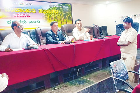 ತಾಲೂಕು ಪಂಚಾಯಿತಿ ಸಭಾಂಗಣದಲ್ಲಿ ಆಯೋಜಿಸಿದ್ದ ಲೋಕಾಯುಕ್ತ ಸಾರ್ವಜನಿಕ ಕುಂದುಕೊರತೆ ಸಭೆಯಲ್ಲಿ ಲೋಕಾಯುಕ್ತ ಅಧೀಕ್ಷಕ ವಲಿಬಾಷಾ, ಇನ್‌ಸ್ಪೆಕ್ಟರ್ ಕೆ.ರಾಮರೆಡ್ಡಿ, ತಹಸೀಲ್ದಾರ್ ಎಸ್.ಪವನ್ ಕುಮಾರ್ ಇದ್ದರು.