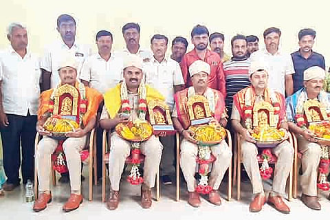 21 ಕುಣಿಗಲ್ 1 : ಕುಣಿಗಲ್ ತಾಲೂಕು ಸೀನಪ್ಪನಹಳ್ಳಿ ಮಂಜುನಾಥ್ ಕೊಲೆ ಪ್ರಕರಣವನ್ನು ಭೇದಿಸಿದ ಎಸ್ಪಿ ರಾಹುಲ್ ಕುಮಾರ್, ಡಿವೈಎಸ್‌ಪಿ ಲಕ್ಷ್ಮಿಕಾಂತ್, ಸಿಪಿಐಗಳಾದ ಗುರುಪ್ರಸಾದ್, ಅರುಣ್‌ಸಾಲಂಕಿ ಹಾಗೂ ಸಿಬ್ಬಂದಿಯನ್ನು ಗ್ರಾಮಸ್ಥರು ಸನ್ಮಾನಿಸಿದರು.