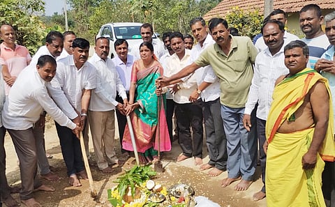 ರಸ್ತೆ ಕಾಮಗಾರಿಗೆ ಭೂಮಿ ಪೂಜೆ.