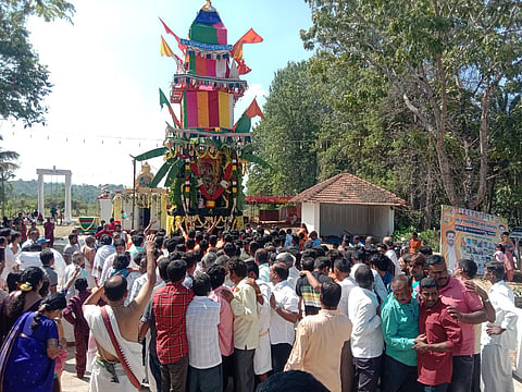 ಉಳುಮೇಶ್ವರಸ್ವಾಮಿ ರಥೋತ್ಸವದಲ್ಲಿ ತೇರು ಎಳೆದ ಭಕ್ತರು.
