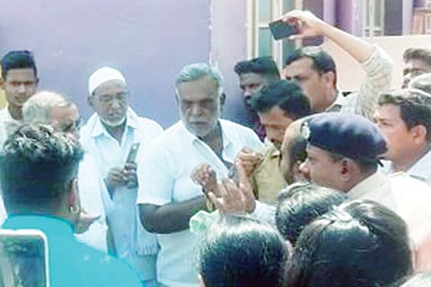 ಹುಳಿಯಾರು ಪಪಂ ವಾರ್ಡ್‌ಗಳಲ್ಲಿ ಸಿಸಿ ರಸ್ತೆ ಮತ್ತು ಒಳಚರಂಡಿ ಕಾಮಗಾರಿಯ ಭೂಮಿ ಪೂಜೆ ವೇಳೆ ಸಚಿವ ಜೆ.ಸಿ.ಮಾಧುಸ್ವಾಮಿ ಮತ್ತು ಪಪಂ ವಿರೋದ ಪಕ್ಷದ ಸದಸ್ಯರ ನಡುವೆ ವಾಗ್ವಾದ ನಡೆಯಿತು.