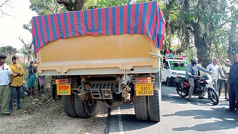 ಟಿಪ್ಪರ್ ಲಾರಿ ಹಾಗೂ ಬೈಕ್ ನಡುವೆ ನಡೆದ ಅಫಘಾತ.!