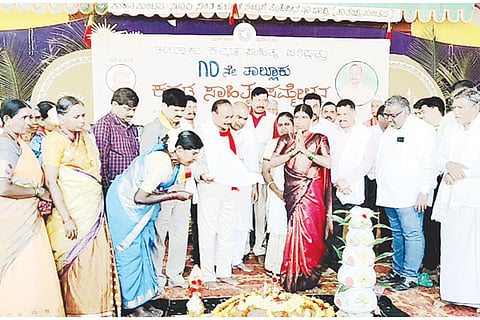 ಚಿಕ್ಕನಾಯಕನಹಳ್ಳಿ ಕನ್ನಡ ಸಂಘದ ವೇದಿಕೆಯಲ್ಲಿ 10ನೇ ತಾಲೂಕು ಕನ್ನಡ ಸಾಹಿತ್ಯ ಸಮ್ಮೇಳನಕ್ಕೆ ಸಿರಿಧಾನ್ಯದ ರಾಶಿ ಪೂಜೆ ಮಾಡುವ ಮೂಲಕ ಚಿಂತಕ ಪ್ರೊ.ಎಸ್.ಜಿ.ಸಿದ್ದರಾಮಯ್ಯ ಚಾಲನೆ ನೀಡಿದರು. ಸಮ್ಮೇಳನಾಧ್ಯಕ್ಷ ಡಾ.ತಿಮ್ಮನಹಳ್ಳಿ ವೇಣುಗೋಪಾಲ್, ಜಿಲ್ಲಾ ಕಸಾಪ ಅಧ್ಯಕ್ಷ ಕೆ.ಎಸ್.ಸಿದ್ದಲಿಂಗಪ್ಪ, ನಿಕಟ ಪೂರ್ವ ಸಮ್ಮೇಳನಾಧ್ಯಕ್ಷ ಡಾ.ಎಸ್.ಶಿವಣ್ಣ ಬೆಳವಾಡಿ, ಸಾಹಿತಿ ಡಾ.ಬಿ.ಸಿ.ಶೈಲನಾಗರಾಜ್, ಕವಿ ಎನ್.ನಾಗಪ್ಪ, ಸಾಹಿತಿ ಎಂ.ವಿ, ನಾಗರಾಜ್ ರಾವ್, ಬಿಇಒ ಮನಮೋಹನ್, ತಾಲೂಕು ಸಮಾಜ ಕಲ್ಯಾಣಾಧಿಕಾರಿ ಜೆ.ದಿನೇಶ್, ಸಾ.ಚಿ.ನಾಗೇಶ್ ಇತದ್ದರು.