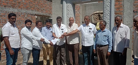 ಆಂಜನೇಯ ಸ್ವಾಮಿ ದೇವಾಲಯ ಭವನ ಜೀರ್ಣೋದ್ಧಾರಕ್ಕೆ 2 .50 ಲಕ್ಷ ಮೊತ್ತದ ಚೆಕ್