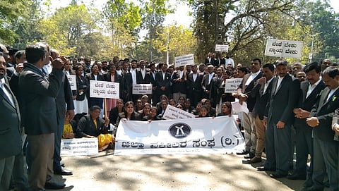 ವಕೀಲರ ಹಿತರಕ್ಷಣಾ ಕಾಯ್ದೆ ಜಾರಿಗೆ ತರುವಂತೆ ಒತ್ತಾಯಿಸಿ ವಕೀಲರ ಪ್ರತಿಭಟನೆ