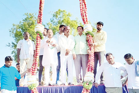 ಮಧುಗಿರಿ ತಾಲೂಕಿನ ಪುರವರ ಹೋಬಳಿ ಹನುಮಂತಪುರದಲ್ಲಿ ಅಭಿಮಾನಿಗಳು ಶಾಸಕ ಡಾ.ಜಿ.ಪರಮೇಶ್ವರ ಅವರಿಗೆ ಬೃಹತ್ ಸೇಬಿನ ಹಾರ ಹಾಕಿ ಸನ್ಮಾನಿಸಿದರು.
