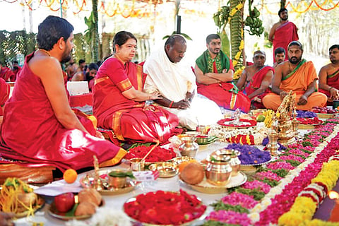 ಕೇತುಗಾನಹಳ್ಳಿಯ ತೋಟದ ಮನೆಯಲ್ಲಿ ವಾಜಿ ಸಿಎಂ ಎಚ್.ಡಿ. ಕುವಾರಸ್ವಾಮಿ ಶತಚಂಡಿಕಾ ಯಾಗ, ಕೋಟಿ ಮತ್ಯುಂಜಯ ಜಪಪೂಜೆಗಳನ್ನ ವಾಡಿಸಿದರು.