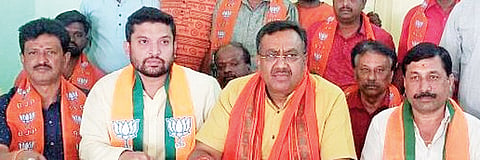 ರಾಮನಗರದ ಪ್ರವಾಸಿ ಮಂದಿರದಲ್ಲಿ ನಡೆದ ಸುದ್ದಿಗೋಷ್ಠಿಯಲ್ಲಿ ಬಿಜೆಪಿ ವಿಜಯ ಸಂಕಲ್ಪ ಯಾತ್ರೆ ಕುರಿತು ರಾಜ್ಯ ಬಿಜೆಪಿ ಪ್ರಧಾನ ಕಾರ್ಯದರ್ಶಿ ಅಶ್ವತ್ಥನಾರಾಯಣಗೌಡ ಮಾಹಿತಿ ನೀಡಿದರು. ಗೌತಮ್‌ಗೌಡ, ಹುಲುವಾಡಿ ದೇವರಾಜು, ಶಿವವಾದು, ಎಸ್.ಆರ್. ನಾಗರಾಜು ಮತ್ತಿತರರು ಇದ್ದರು.