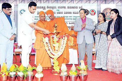 ತುಮಕೂರು ವಿವಿಯಲ್ಲಿ ಪಾವಗಡದ ಶ್ರೀ ರಾಮಕೃಷ್ಣ ಸೇವಾಶ್ರಮ ಹಾಗೂ ಅನ್ನಪೂರ್ಣೇಶ್ವರಿ ಆಹಾರ ವಿತರಣಾ ಸಮಿತಿ ವತಿಯಿಂದ ವಿವಿ ವಿದ್ಯಾರ್ಥಿಗಳಿಗೆ ಆಯೋಜಿಸಿರುವ ಮಧ್ಯಾಹ್ನ ಭೋಜನ ಯೋಜನೆಗೆ ಯದುವೀರ ಕೃಷ್ಣದತ್ತ ಚಾಮರಾಜ ಒಡೆಯರ್ ಚಾಲನೆ ನೀಡಿದರು. ಸಿದ್ದಲಿಂಗ ಶ್ರೀಗಳು, ಜಪಾನಂದ ಜೀ, ಎನ್.ಸಂತೋಷ್ ಹೆಗ್ಡೆ, ರತ್ನಕಲಾ, ಪ್ರೊ.ಎಂ.ವೆಂಕಟೇಶ್ವರಲು, ನಾಹಿದಾ ಜಮ್ ಜಮ್ ಇದ್ದರು. 
