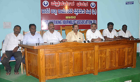 ಕರ್ತವ್ಯ ಲೋಪ ಇಬ್ಬರು ಅಧಿಕಾರಿಗಳ ವರ್ಗಾವಣೆಗೆ ಕಾಂಗ್ರಸ್ ಆಗ್ರಹ