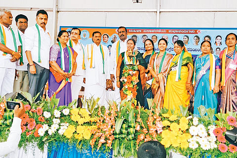 ಮಧುಗಿರಿಯಲ್ಲಿ ಬೂತ್‌ಮಟ್ಟದ ಮಹಿಳಾ ಕಾಂಗ್ರೆಸ್ ಮುಖಂಡರ ಸಮಾವೇಶವನ್ನು ಕೆಜಿಎ್ ಶಾಸಕಿ ಎಂ.ರೂಪಕಲಾ ಉದ್ಘಾಟಿಸಿದರು. ವಿಧಾನ ಪರಿಷತ್ ಸದಸ್ಯ ರಾಜೇಂದ್ರ ರಾಜಣ್ಣ, ಜಿಪಂ ಮಾಜಿ ಅಧ್ಯಕ್ಷೆ ಶಾಂತಲಾ ರಾಜಣ್ಣ, ಮಾಜಿ ಸದಸ್ಯರಾದ ನಾಗರತ್ನಾ ರಾಜಣ್ಣ, ಮಂಜುಳಾ ಆದಿನಾರಾಯಣ ರೆಡ್ಡಿ, ಜಿಲ್ಲಾ ಕಾಂಗ್ರೆಸ್ ಅಧ್ಯಕ್ಷ ಚಂದ್ರಶೇಖರ್‌ಗೌಡ, ಡಿ.ಬಿ.ಆಶಾ, ಜಯಲಕ್ಷ್ಮಿ, ಚಿಕ್ಕಮ್ಮಣ್ಣಿ ಇತರರಿದ್ದರು