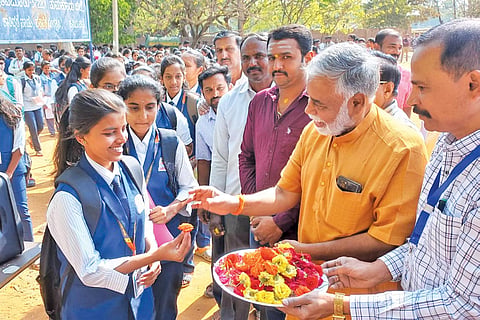 ತಿಪಟೂರಿನ ಸರ್ಕಾರಿ ಬಾಲಕರ ಪದವಿ ಪೂರ್ವ ಕಾಲೇಜಿನಲ್ಲಿ ದ್ವಿತೀಯ ಪಿಯು ಪರೀಕ್ಷೆ ಬರೆಯುವ ವಿದ್ಯಾರ್ಥಿಗಳಿಗೆ ಶಿಕ್ಷಣ ಸಚಿವ ಬಿ.ಸಿ.ನಾಗೇಶ್ ಗುಲಾಬಿ ಹೂವು ನೀಡಿ ಆಲ್‌ದಿ ಬೆಸ್ಟ್ ಹೇಳಿ ಶುಭಕೋರಿದರು.