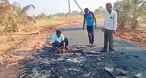 ಜಕ್ಕನಹಳ್ಳಿ ರಸ್ತೆ ಡಾಂಬರೀಕರಣ ಕಳಪೆ ಕಾಮಗಾರಿ: ಗ್ರಾಮಸ್ಥರು ಆರೋಪ
