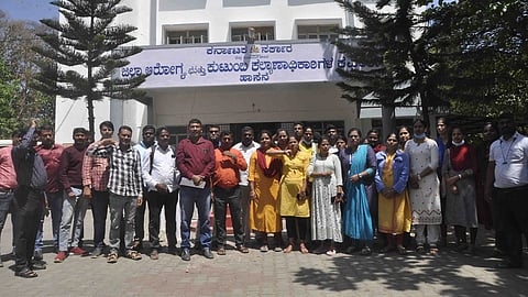 ಎನ್‌ಎಚ್‌ಎಂ ಒಳಗುತ್ತಿಗೆ ನೌಕರರಿಂದ ಡಿಎಚ್‌ಒ ಕಚೇರಿ ಮುಂದೆ ಪ್ರತಿಭಟನೆ