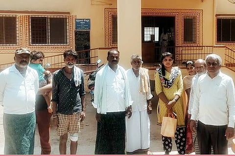 ಹುಳಿಯಾರು ಹೋಬಳಿಯ ದಸೂಡಿ ಸರ್ಕಾರಿ ಆಸ್ಪತ್ರೆ ಮುಂದೆ ಚಿಕಿತ್ಸೆಗಾಗಿ ನೆರೆದಿರುವ ರೋಗಿಗಳು.