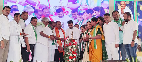 ಮಾಜಿ ಮುಖ್ಯಮಂತ್ರಿ ಎಚ್.ಡಿ.ಕುಮಾರಸ್ವಾಮಿಗೆ ಬೇಲೂರಿನಲ್ಲಿ ಭವ್ಯ ಸ್ವಾಗತ