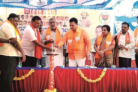 
ಚಿಕ್ಕನಾಯಕನಹಳ್ಳಿ ನವೋದಯ ಕಾಲೇಜಿನ ಆವರಣದಲ್ಲಿ ಶನಿವಾರ ಏರ್ಪಡಿಸಿದ್ದ ಬಿಜೆಪಿ ಎಸ್ಟಿ ಮೋರ್ಚಾದ ಜಿಲ್ಲಾ ಸಮಾವೇಶವನ್ನು ಕಾನೂನು ಸಚಿವ ಜೆ.ಸಿ.ಮಾಧುಸ್ವಾಮಿ ಉದ್ಘಾಟಿಸಿದರು.
