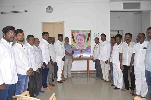 ಹಾಸನ ಕಾಂಗ್ರಸ್ ಕಚೇರಿಯಲ್ಲಿ ಧ್ರುವನಾರಾಯಣ್ ಗೆ ಶ್ರದ್ದಾಂಜಲಿ