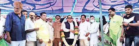 ತುರುವೇಕೆರೆ ಗುರುಭವನ ಆವರಣದಲ್ಲಿ ಮಂಗಳವಾರ ತಾಲೂಕು ಜೆಡಿಎಸ್ ಆಯೋಜಿಸಿದ್ದ ಅಲ್ಪಸಂಖ್ಯಾತ ಸಮಾವೇಶದಲ್ಲಿ ಜೆಡಿಎಸ್ ರಾಜ್ಯಾಧ್ಯಕ್ಷ ಸಿ.ಎಂ.ಇಬ್ರಾಹಿಂ, ಮಾಜಿ ಶಾಸಕ ಎಂ.ಟಿ.ಕೃಷ್ಣಪ್ಪ, ಜೆಡಿಎಸ್ ಜಿಲ್ಲಾಧ್ಯಕ್ಷ ಅಂಜನಪ್ಪ, ತಾಲೂಕು ಅಧ್ಯಕ್ಷ ಸ್ವಾಮಿ, ಅಲ್ಪಸಂಖ್ಯಾತರ ಘಟಕದ ರಾಜ್ಯಾಧ್ಯಕ್ಷ ಸಂಶುಲ್ ಖಾನ್, ರಾಜ್ಯ ಮುಸ್ಲಿಂ ಮಹಿಳಾ ಅಧ್ಯಕ್ಷೆ ನಜ್ಮಾನಝೀರಿ ಇದ್ದರು.