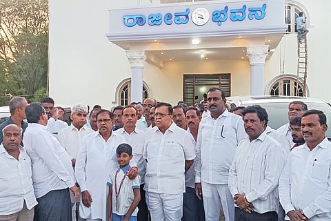 ಕೊರಟಗೆರೆ ಕಾಂಗ್ರೇಸ್ ಭವನ ತಾಲೂಕು ಮಟ್ಟದ ಕಾಂಗ್ರೆಸ್ ಭವನ(ರಾಜೀವ್ ಭವನ) ಉದ್ಘಾಟನೆ ಸಿದ್ಧತೆಯನ್ನು ಶಾಸಕ ಡಾ.ಜಿ.ಪರಮೇಶ್ವರ, ಮಾಜಿ ಶಾಸಕ ಕೆ.ಎನ್.ರಾಜಣ್ಣ, ಲಿಂಗಪ್ಪ, ಡಾ.ರಫೀಕ್ ಅಹಮದ್, ಕೌಶಲಾಭಿವೃದ್ಧಿ ನಿಮಗ ಮಂಡಳಿ ಅಧ್ಯಕ್ಷ ಮುರಳೀಧರ್ ಹಾಲಪ್ಪ ಇತರರು ಪರಿಶೀಲಿಸಿದರು.