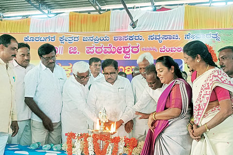 ಕೊರಟಗೆರೆಯ ಮಾರುತಿ ಕಲ್ಯಾಣ ಮಂಟಪದಲ್ಲಿ ಆಯೋಜಿಸಿದ್ದ ಒಕ್ಕಲಿಗರ ಸಮಾವೇಶವನ್ನು ಶಾಸಕ ಡಾ.ಜಿ.ಎಸ್.ಪರಮೇಶ್ವರ ಉದ್ಘಾಟಿಸಿದರು. ಕೆಪಿಸಿಸಿ ಸದಸ್ಯ ಪಿ.ಎನ್.ಕೃಷ್ಣಮೂರ್ತಿ, ಕೌಶಲಾಭಿವೃದ್ಧಿ ನಿಗಮ ಮಂಡಳಿ ಮಾಜಿ ಅಧ್ಯಕ್ಷ ಮುರಳೀಧರ್ ಹಾಲಪ್ಪ, ಜಿಪಂ ಸದಸ್ಯರಾದ ಟಿ.ಡಿ.ಪ್ರಸನ್ನಕುಮಾರ್, ಗಂಗಾಧರಪ್ಪ, ತುಮುಲ್ ಹಾಲು ಒಕ್ಕೂಟದ ನಿರ್ದೇಶಕ ಗುಂಡಿನಪಾಳ್ಯ ಈಶ್ವರಪ್ಪ, ಪಿಎಲ್ಡಿ ಬ್ಯಾಂಕ್ ಅಧ್ಯಕ್ಷ ಪುಟ್ಟನರಸಪ್ಪ, ಮಾಜಿ ಗ್ರಾಪಂ ಅಧ್ಯಕ್ಷ ಭಕ್ತರಹಳ್ಳಿ ಸಿದ್ದಲಿಂಗಪ್ಪ ಇತರರಿದ್ದರು.
