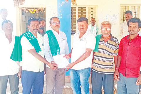 ಗುಬ್ಬಿ ತಾಲೂಕು ಹೊಸಕೆರೆ ಗ್ರಾಮ ಪಂಚಾಯಿತಿ ವ್ಯಾಪ್ತಿಯ ಅರೇಹಳ್ಳಿ, ಬೆಟ್ಟದಹಳ್ಳಿ, ಶಿವನೇಹಳ್ಳಿ ಭಾಗದ ರೈತರು ಸಮರ್ಪಕ ವಿದ್ಯುತ್ ಪೂರೈಸುವಂತೆ ಒತ್ತಾಯಿಸಿ ಬೆಸ್ಕಾಂ ಶಾಖಾಧಿಕಾರಿ ಕಾಂತರಾಜು ಅವರಿಗೆ ಮನವಿ ಸಲ್ಲಿಸಿದರು. ಸಂಘಟನಾ ಕಾರ್ಯದರ್ಶಿ ಮಂಜುನಾಥ್, ತಾಲೂಕು ಉಪಾಧ್ಯಕ್ಷ ಬಸವರಾಜು, ಹೋಬಳಿ ಉಪಾಧ್ಯಕ್ಷ ಚಂದ್ರಪ್ಪ ಇದ್ದರು.