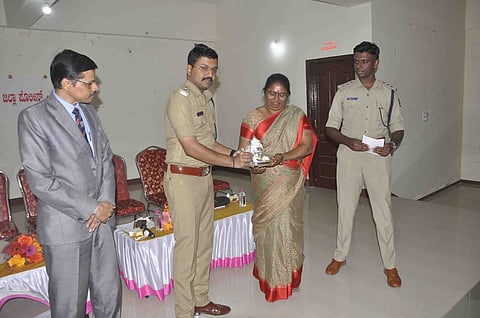2 ಕೋಟಿ ಮೌಲ್ಯದ ಚಿನ್ನಾಭರಣ ವಾರಸುದಾರರಿಗೆ ಹಸ್ತಾಂತರ