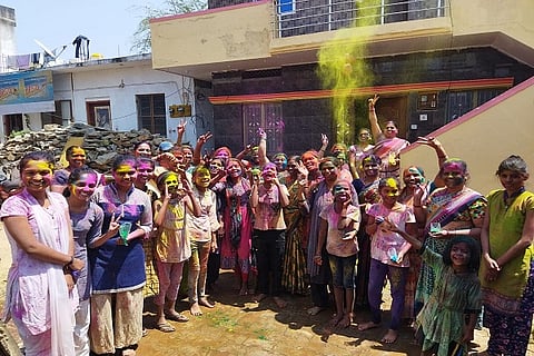8 Holi A