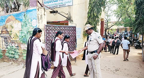 ಹೊಸಪೇಟೆಯ ಬಾಲಕಿಯರ ಸರ್ಕಾರಿ ಪದವಿ ಪೂರ್ವ ಕಾಲೇಜಿನ ಪಿಯು ಪರೀಕ್ಷಾ ಕೇಂದ್ರಕ್ಕೆ ಹಾಜರಾದ ವಿದ್ಯಾರ್ಥಿಗಳ ಹಾಲ್ ಟಿಕೆಟ್ ಪರಿಶೀಲಿಸಿ, ಒಳಗೆ ಕಳುಹಿಸಲಾಯಿತು.