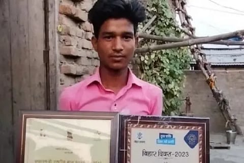 Bihar Dheeraj fought with crocodile for brothers sake after PM Modi Bihar CM honored