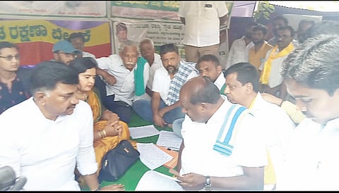 ತಿಪಟೂರಿನ ಎಸಿ ಕಚೇರಿ ಎದುರು 18 ದಿನದಿಂದ ಧರಣಿ ನಡೆಸುತ್ತಿರುವ ಸ್ಥಳಕ್ಕೆ ಭೇಟಿ ಮಾಡಿದ ಮಾಜಿ ಸಿಎಂ ಕುಮಾರಸ್ವಾಮಿ, ರೈತರಿಗೆ ಧೈರ್ಯ ಹೇಳಿದರು. ಜೆಡಿಎಸ್ ಮುಖಂಡ ಕೆ.ಟಿ.ಶಾಂತಕುಮಾರ್, ರೈತ ಮುಖಂಡರಾದ ಎಸ್. ಯೋಗೀಶ್ವರ ಸ್ವಾಮಿ, ಮನೋಹರ್ ಪಟೇಲ್. ಜಯಚಂದ್ರ ಶರ್ಮ, ತಿಮ್ಲಾಪುರ ದೇವರಾಜು. ಮಾಜಿ ನಗರಸಭಾ ಸದಸ್ಯೆ ರೇಖಾಅನೂಪ್ ಇದ್ದರು.