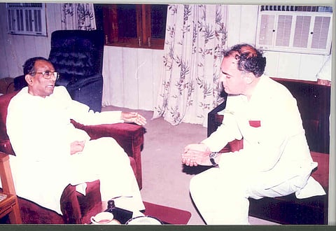 Priminister sri Rajiv Sandi, called on sri veerendra patil  ( last visit)