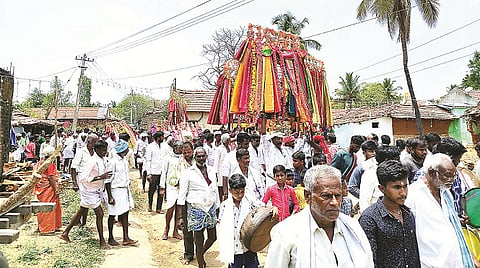

 

 
ತಿ.ನರಸೀಪುರ ತಾಲೂಕಿನ ಚಿಟಗಯ್ಯನಕೊಪ್ಪಲು ಗ್ರಾಮದಲ್ಲಿ 15ನೇ ವರ್ಷದ ಶ್ರೀ ಶನೈಶ್ಚರಸ್ವಾಮಿ ಜಾತ್ರಾ ಮಹೋತ್ಸವದಲ್ಲಿ ಬೀರೇಶ್ವರ ದೇವರ ಕೂಟಗಳ ಮೆರವಣಿಗೆ ಸಾಗಿತು. 