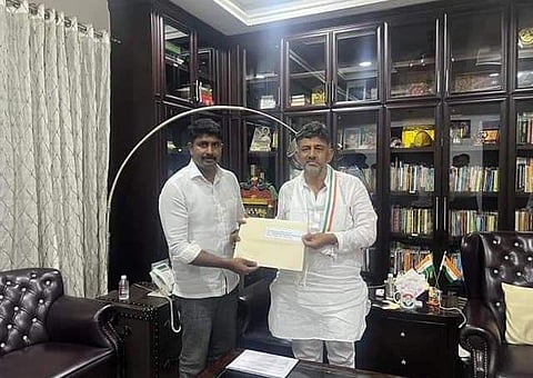 ಅರಕಲಗೂಡು ಟಿಕೆಟ್ ಗಿಟ್ಟಿಸಿಕೊಳ್ಳುವಲ್ಲಿ ಡಿಕೆಶಿ ಸಫಲ : ಕೃಷ್ಣೇಗೌಡ ಪಕ್ಷೇತರವಾಗಿ ಸ್ಪರ್ಧೆ