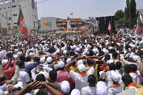 ಶಾಸಕ ಪ್ರೀತಂಗೌಡ ಬೃಹತ್ ರ‌್ಯಾಲಿಯಲ್ಲಿ ಜನಸಾಗರ:ರಾರಾಜಿಸಿದ ಕೇಸರಿ ಬಾವುಟ