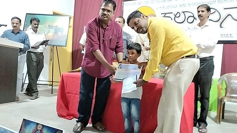 ಮಕ್ಕಳಲ್ಲಿ ಬಣ್ಣಗಳ ಬಗ್ಗೆ ತಪ್ಪು ಕಲ್ಪನೆ ಮೂಡಿಸಬೇಡಿ: ಬಿ.ಎಸ್ ದೇಸಾಯಿ ಕಿವಿ ಮಾತು